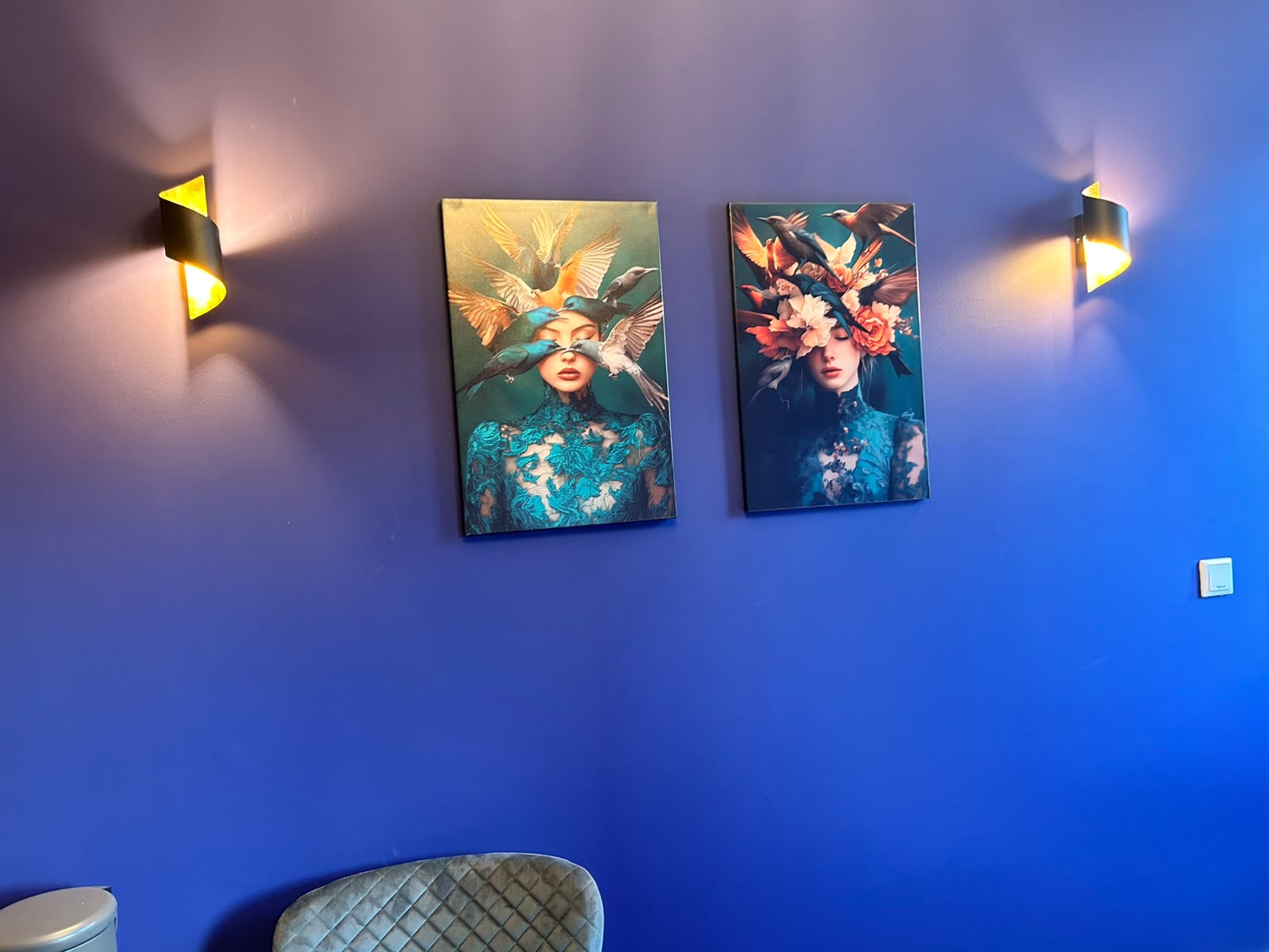 Kunstdrucke und Wandleuchten im Indigo-Zimmer